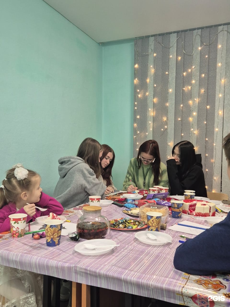 Ученики центра «Гений» на творческом занятии